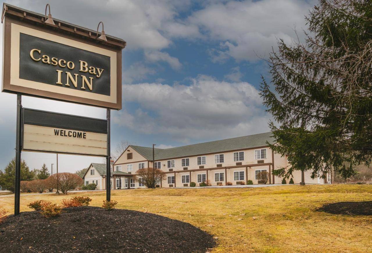 a casco bay inn sign in front of a building at Casco Bay Inn in Freeport