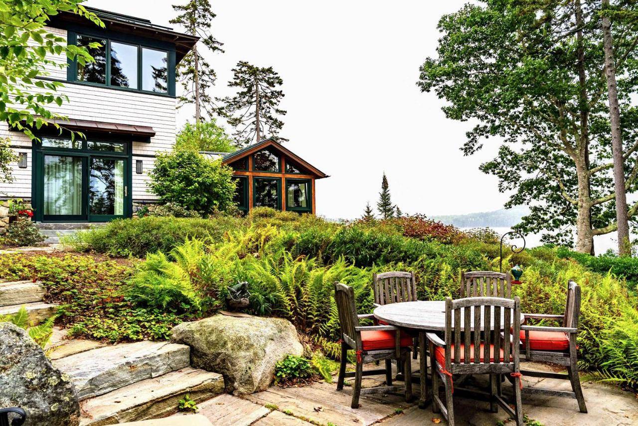 a table and chairs in front of a house at The Lodge at Seaside in Friendship in Friendship