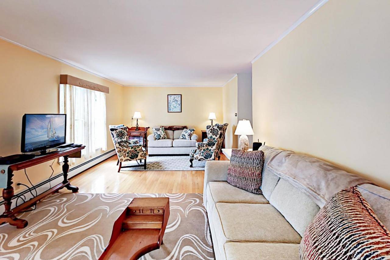 a living room with a couch and a tv at Pretty Marsh in Pretty Marsh