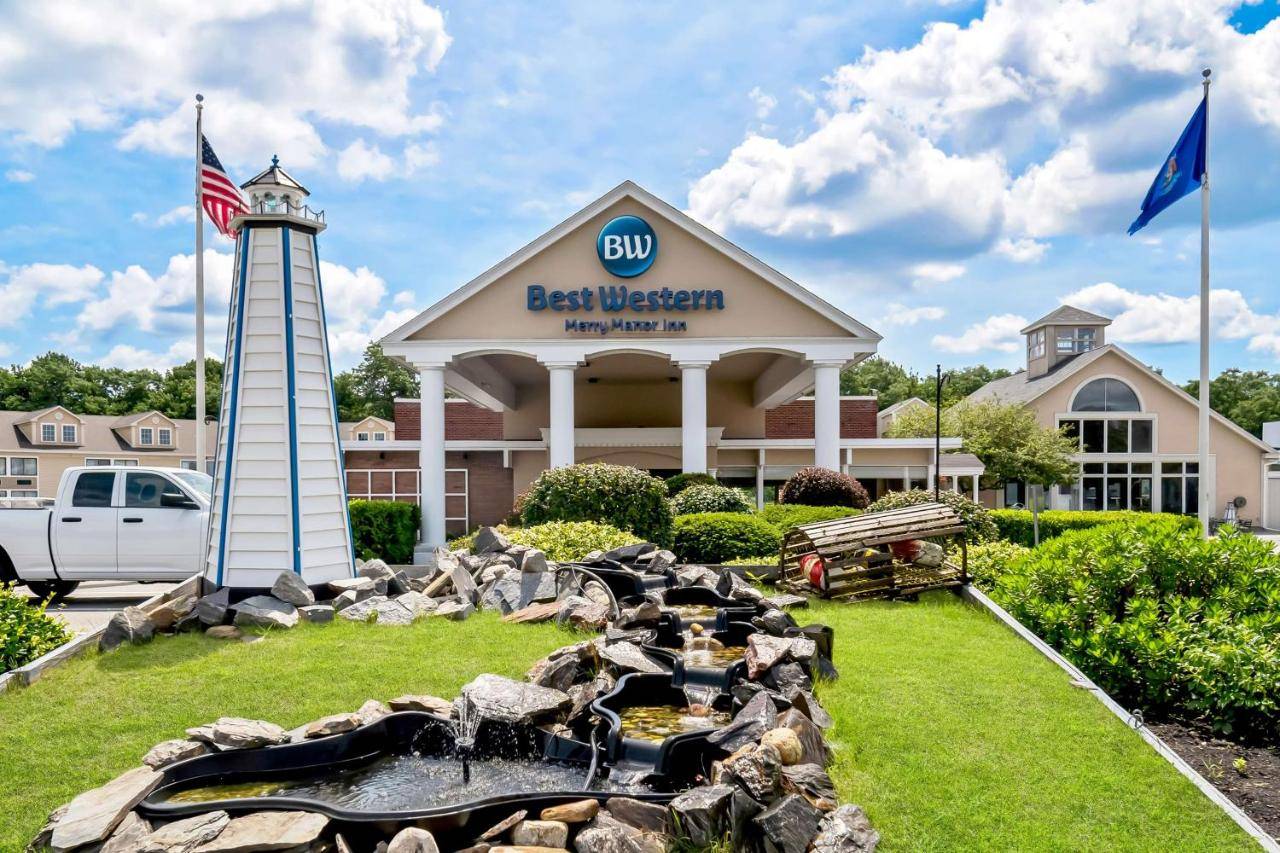 a hotel with a water fountain in front of a building at Best Western Merry Manor Inn in South Portland