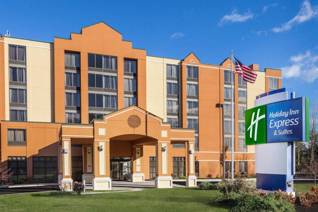 an image of the front of a hotel at Holiday Inn Express South Portland by IHG in South Portland