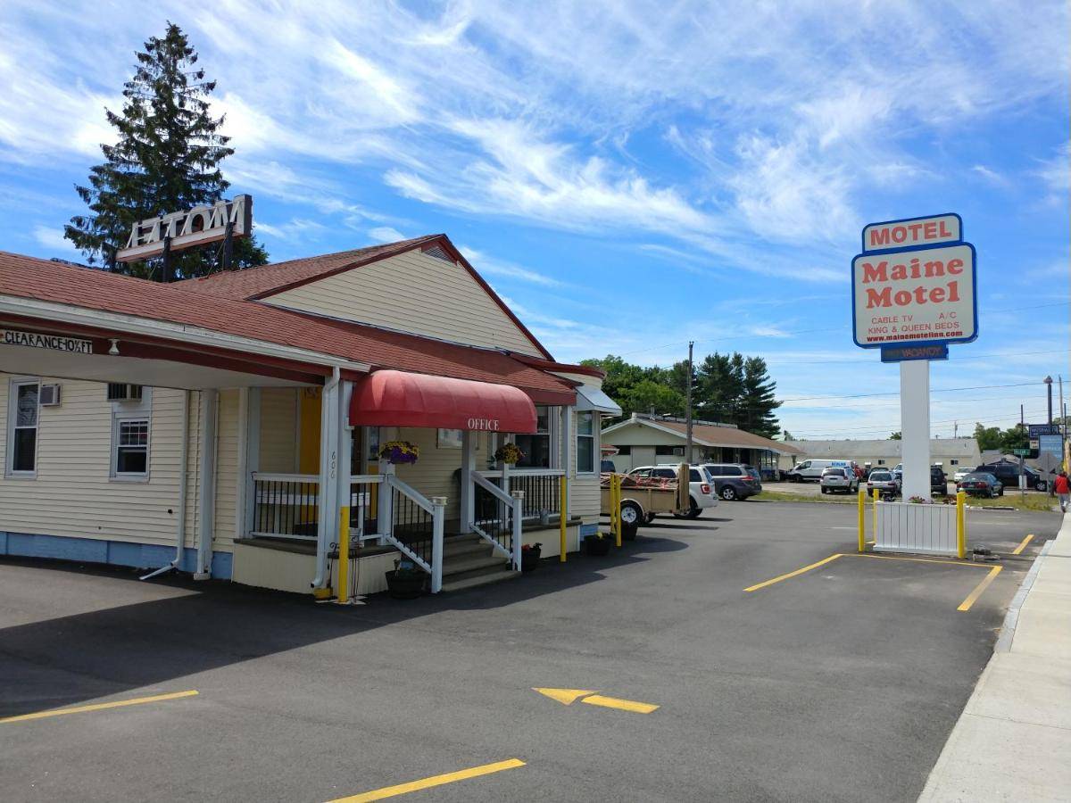 a sign for a mime motel in a parking lot at Maine Motel in South Portland