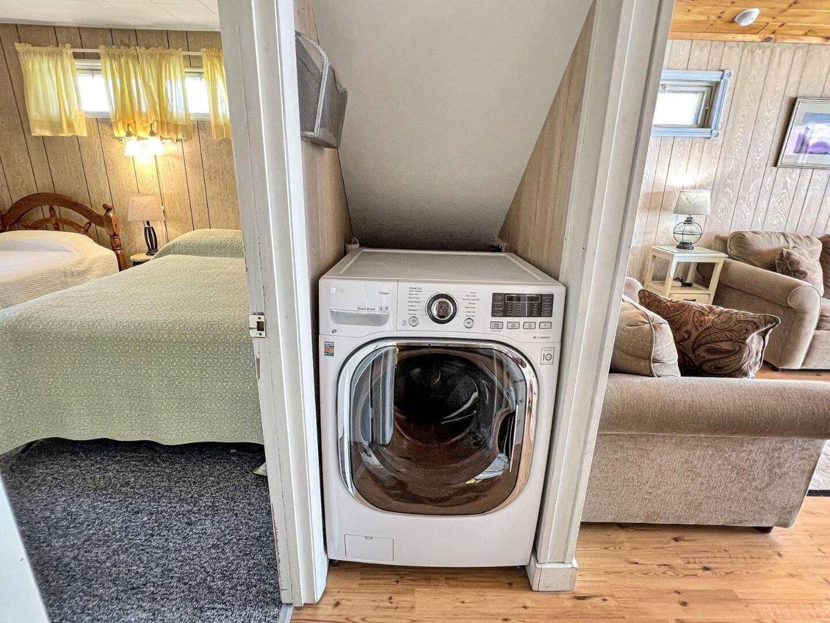 a washer and dryer in a small room at Twin Sails in Wells