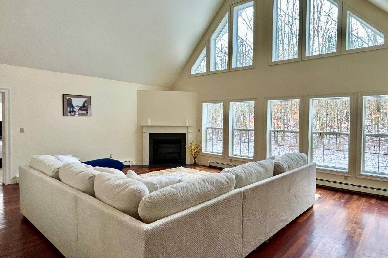a large living room with a large couch at Wiscasset Woodlands in Wiscasset