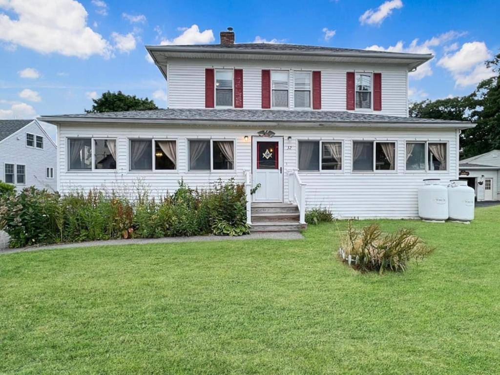a white house with a red door and a yard at Kurtz Cottage - Y856 in York