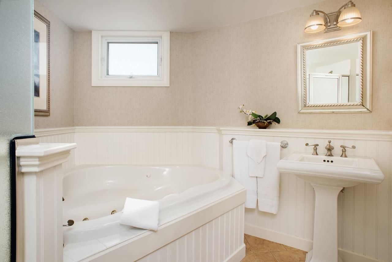 Anchorage by the Sea — Ogunquit Hotels —