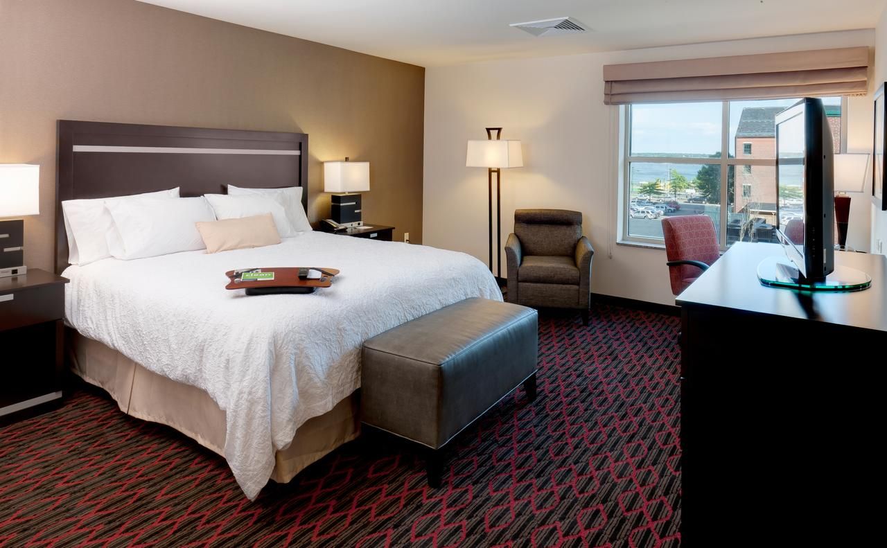 Hampton Inn Portland Downtown Waterfront — Portland Hotels —